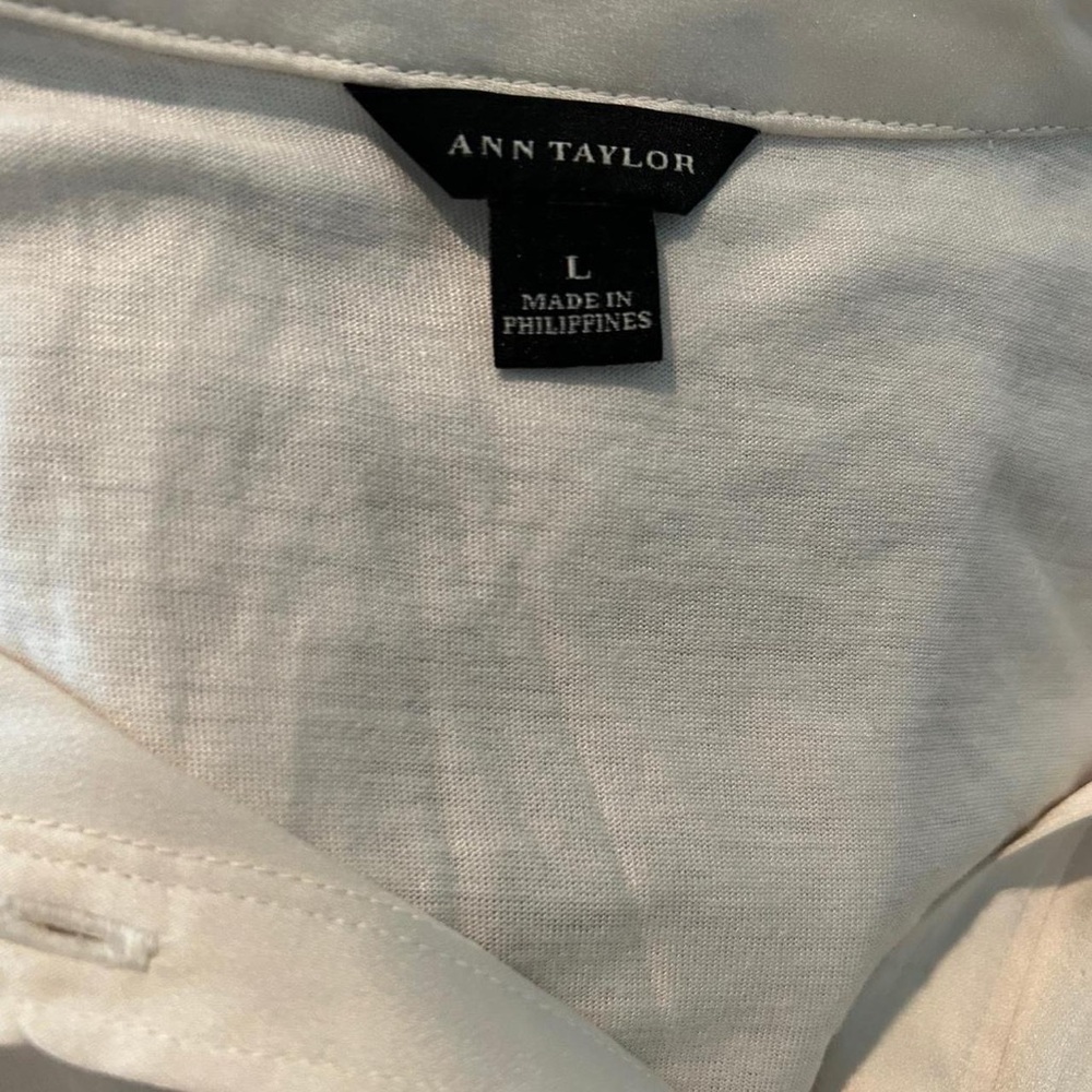 Ann Taylor Ivory Sleeveless Button Down Shirt - Picture 3 of 3